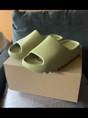 Mens Yeezy slides Resin